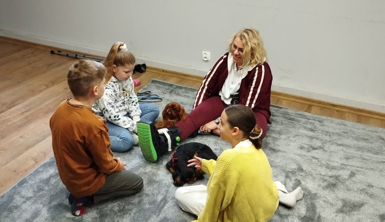 Zajęcia z dogoterapii dla uczniów szkół Gminy Gniezno