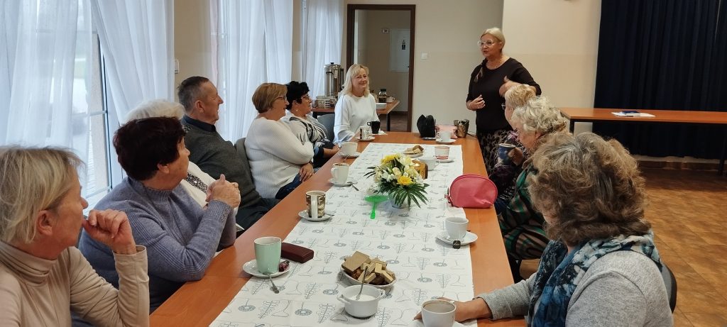 Październik w klubach Seniorzy Gminy Gniezno – miesiącem pełnym inspiracji i aktywności 🤗👊☺️