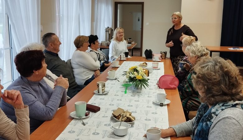 Październik w klubach Seniorzy Gminy Gniezno – miesiącem pełnym inspiracji i aktywności 🤗👊☺️